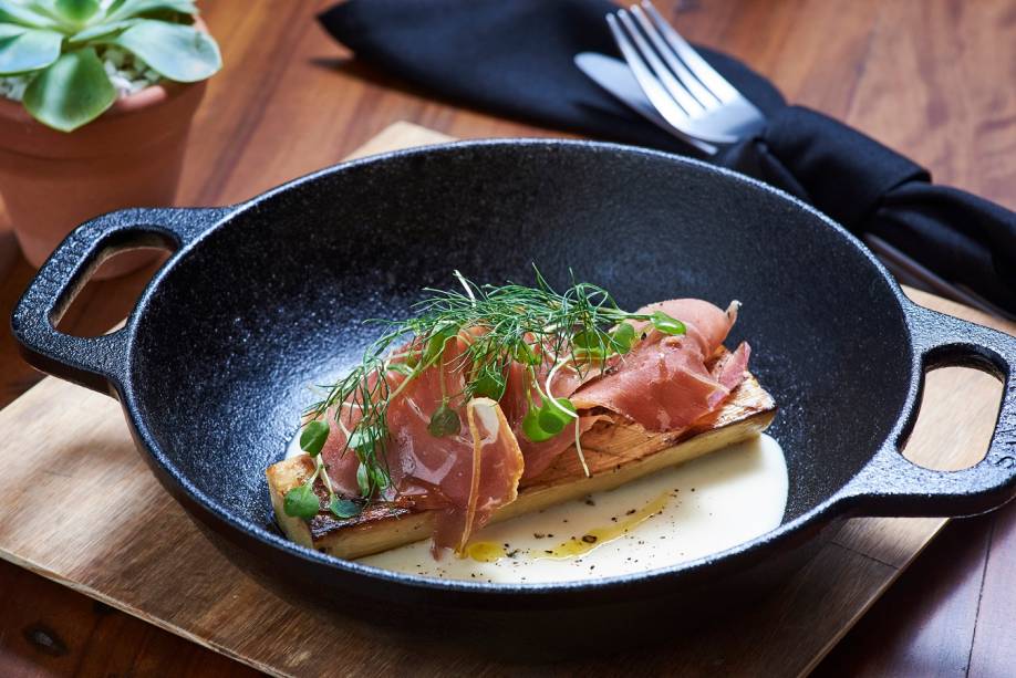 Palmito pupunha, molho de pecorino trufado e presunto cru Palmito pupunha, molho de pecorino trufado e presunto cru