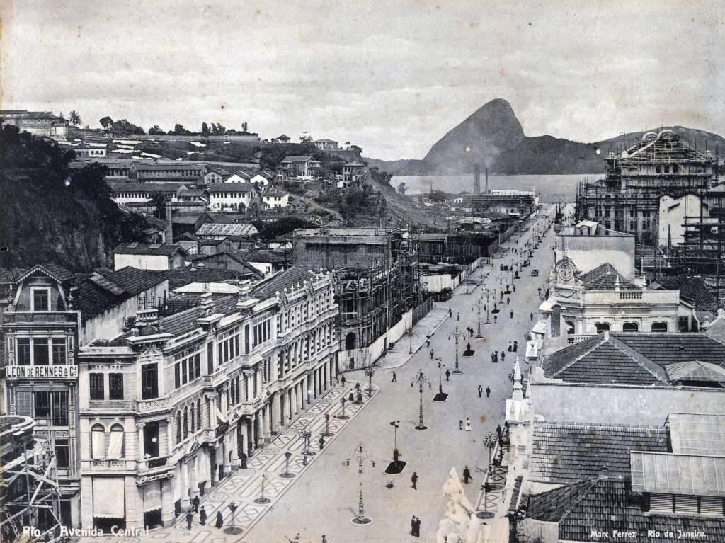 Central do Brasil recebe exposição sobre Machado de Assis