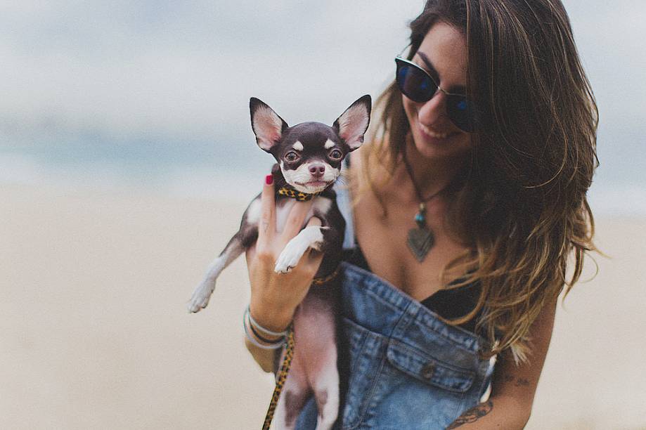 A publicitária e DJ da Radio Ibiza, Juliana Perez, com seu chihuahua A publicitária e DJ da Radio Ibiza, Juliana Perez, com seu chihuahua