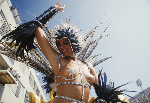 Apesar das controvérsias, é tida como a primeira rainha de bateria do Carnaval. Alguns consideram que a figura surgiu na década de 70, quando a mulata Adele Fátima puxou a bateria da Mocidade, fato inédito até então. Em 1984, a mesma escola de samba desfi<br> Apesar das controvérsias, é tida como a primeira rainha de bateria do Carnaval. Alguns consideram que a figura surgiu na década de 70, quando a mulata Adele Fátima puxou a bateria da Mocidade, fato inédito até então. Em 1984, a mesma escola de samba desfi<br>