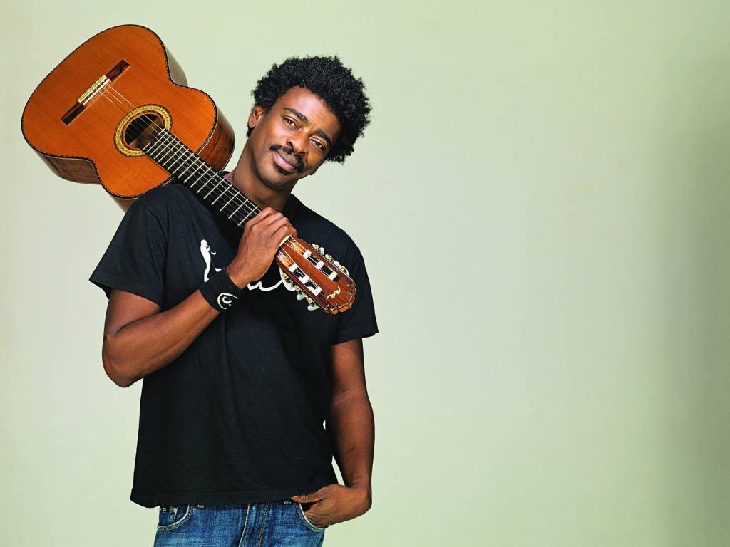 Seu Jorge faz show gratuito na Praia de Copacabana