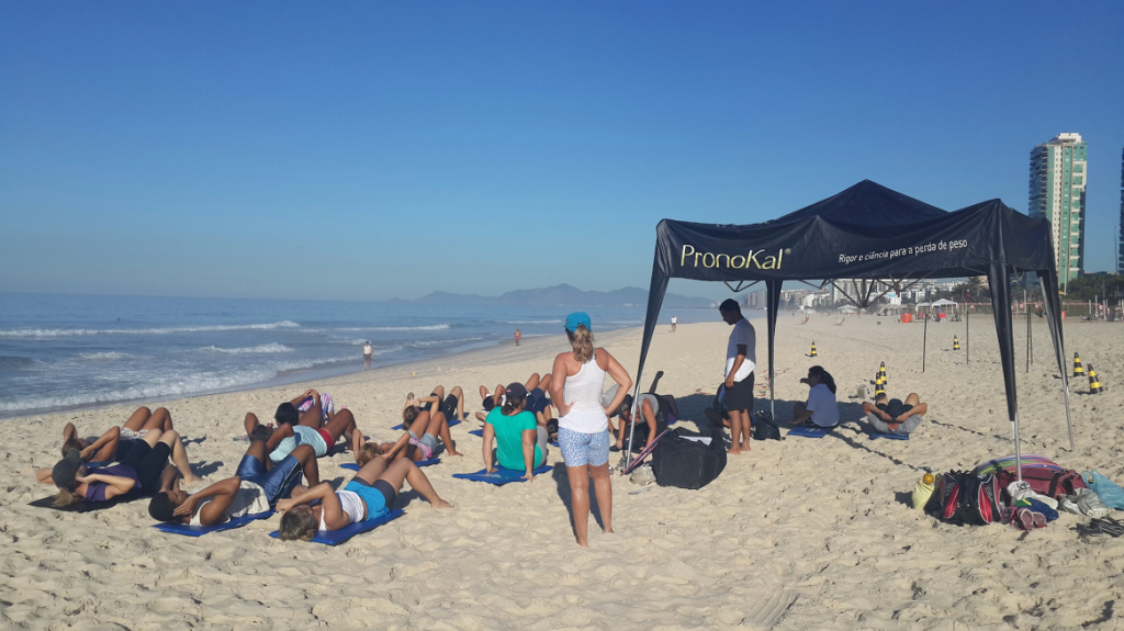 Projetos promovem atividades físicas gratuitas na praia