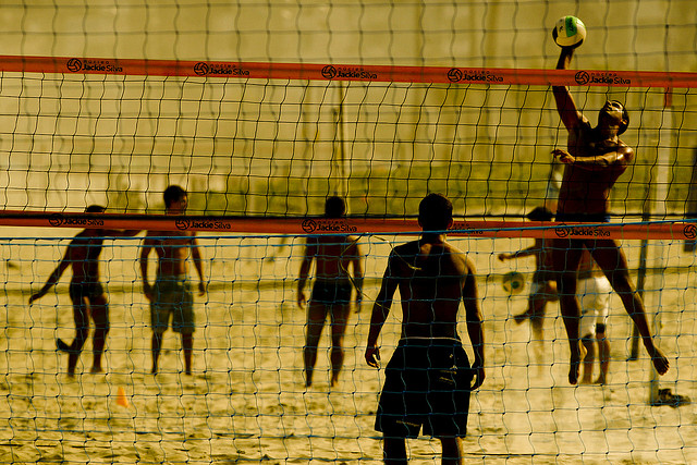 Atividades físicas gratuitas são oferecidas em espaços abertos