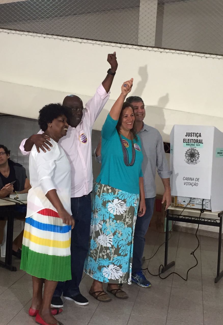 Sem a presença de militantes petistas, Jandira vota na Glória