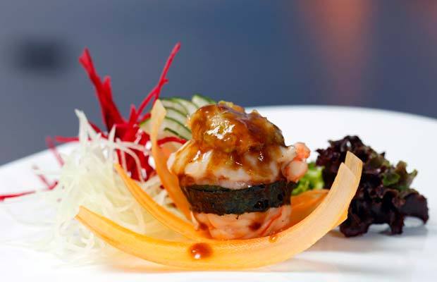 Tartar de salmão com cebolinha acompanhando arroz, camarão e molho teraki<br> Tartar de salmão com cebolinha acompanhando arroz, camarão e molho teraki<br>