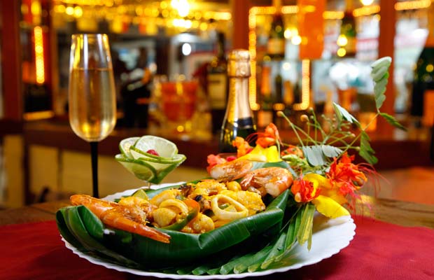 Mix de frutos do mar: camarões, lulas, mexilhões e filés de peixes salteados no azeite de dendê e regados no leite de coco<br> Mix de frutos do mar: camarões, lulas, mexilhões e filés de peixes salteados no azeite de dendê e regados no leite de coco<br>