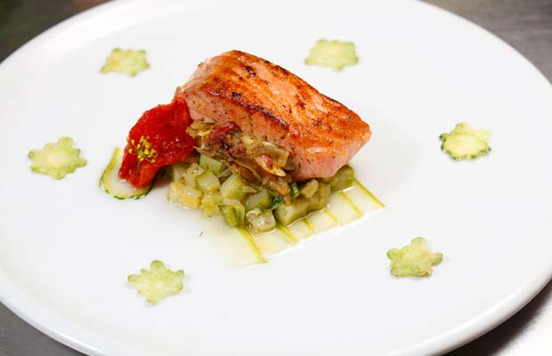 Salmon à la courguette: salmão grelhado, recheado com cebola savora, echalot, tomates confits. Acompanha texturas de abobrinhas<br> Salmon à la courguette: salmão grelhado, recheado com cebola savora, echalot, tomates confits. Acompanha texturas de abobrinhas<br>