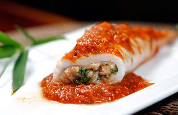 Lula feita no molho de tomate e ervas frescas. Recheada com tomate, queijo parmesão e manjericão<br> Lula feita no molho de tomate e ervas frescas. Recheada com tomate, queijo parmesão e manjericão<br>