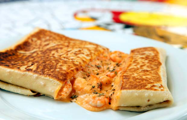 Crepe de camarão ao molho catupiry, com estragão fresco, noz moscada e pimenta do reino<br> Crepe de camarão ao molho catupiry, com estragão fresco, noz moscada e pimenta do reino<br>