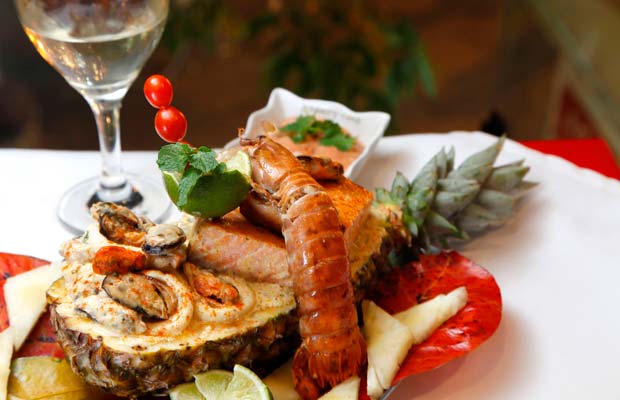 Salmão vermelho grelhado ao estilo "Isla de Pascua", com molho de frutos do mar, acompanhado de abacaxi, banana e molho chileno<br> Salmão vermelho grelhado ao estilo "Isla de Pascua", com molho de frutos do mar, acompanhado de abacaxi, banana e molho chileno<br>