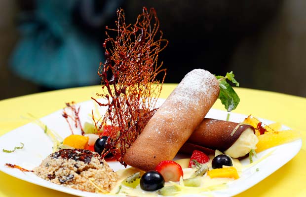 Cannoli de creme de patisserie ao Kirsch com souté de frutas e farofa de caramelo<br> Cannoli de creme de patisserie ao Kirsch com souté de frutas e farofa de caramelo<br>