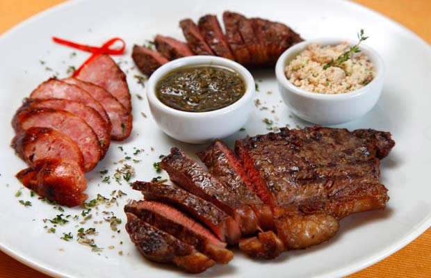 Mini churrasco don juan: picanha, contrafilé, bife de chorizo e linguiça. Tudo acompanhado por farofa com bacon e molho chimichurri.<br> Mini churrasco don juan: picanha, contrafilé, bife de chorizo e linguiça. Tudo acompanhado por farofa com bacon e molho chimichurri.<br>