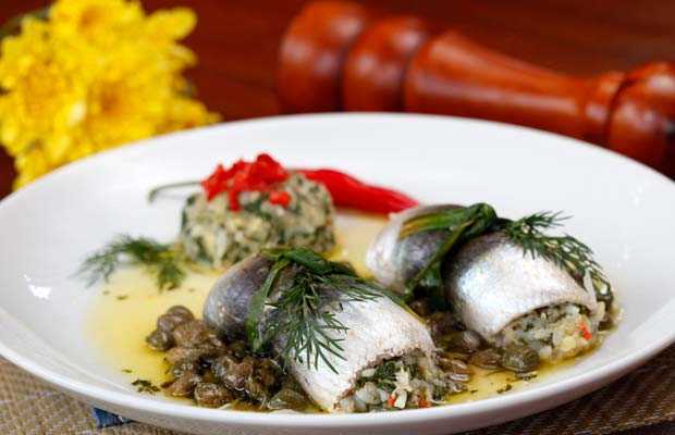Sardinhas frescas cozidas no vapor, recheadas com arroz, maçã verde, espinafre, e molho de alcaparras<br> Sardinhas frescas cozidas no vapor, recheadas com arroz, maçã verde, espinafre, e molho de alcaparras<br>