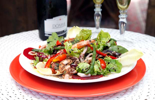 Salada de frutos do mar (polvo, lula, lagosta, mexilhão) e folhas frescas com mostarda e molho sakura com açúcar mascavo<br> Salada de frutos do mar (polvo, lula, lagosta, mexilhão) e folhas frescas com mostarda e molho sakura com açúcar mascavo<br>