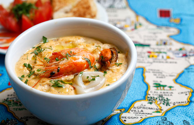 Sopa típica da Calábria, na Itália, com frutos do mar (lula, camarão, lagosta, etc.) e crostini di pane<br> Sopa típica da Calábria, na Itália, com frutos do mar (lula, camarão, lagosta, etc.) e crostini di pane<br>