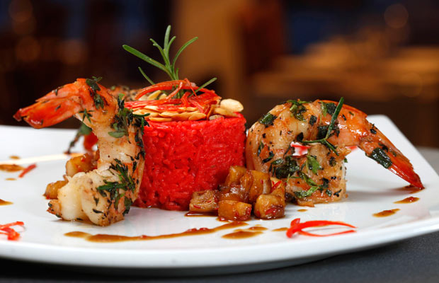 Camarões em crosta de ervas com arroz de jasmim picante e chutney de abacaxi<br> Camarões em crosta de ervas com arroz de jasmim picante e chutney de abacaxi<br>