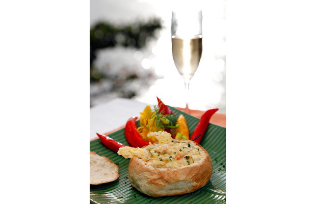 Filé de peixe desfiado com creme de milho, tomate, cebola, pimentão amarelo, leite de coco, açafrão, páprica, curry e pimenta dedo de moça<br> Filé de peixe desfiado com creme de milho, tomate, cebola, pimentão amarelo, leite de coco, açafrão, páprica, curry e pimenta dedo de moça<br>