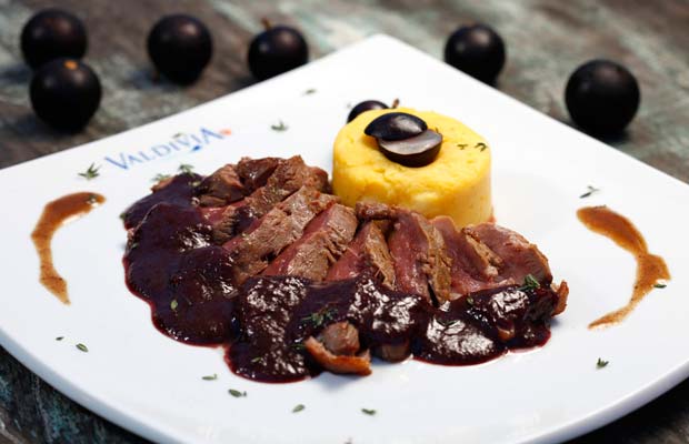 Magret de canard ao molho de jabuticaba com musseline de batata baroa e maçã verde<br> Magret de canard ao molho de jabuticaba com musseline de batata baroa e maçã verde<br>