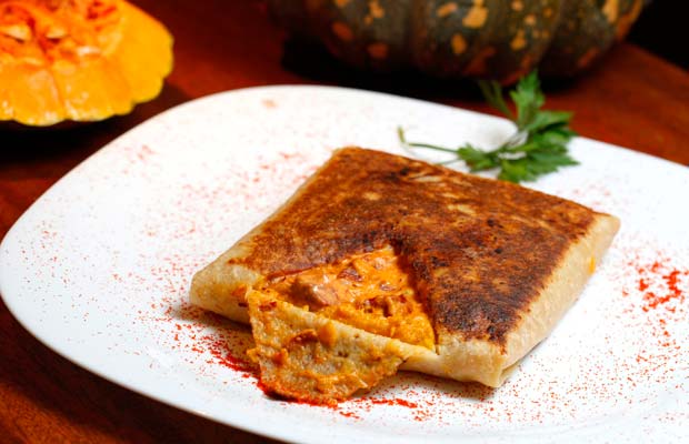 Crepe de estrogonofe de carne seca com purê de abóbora e gorgonzola<br> Crepe de estrogonofe de carne seca com purê de abóbora e gorgonzola<br>