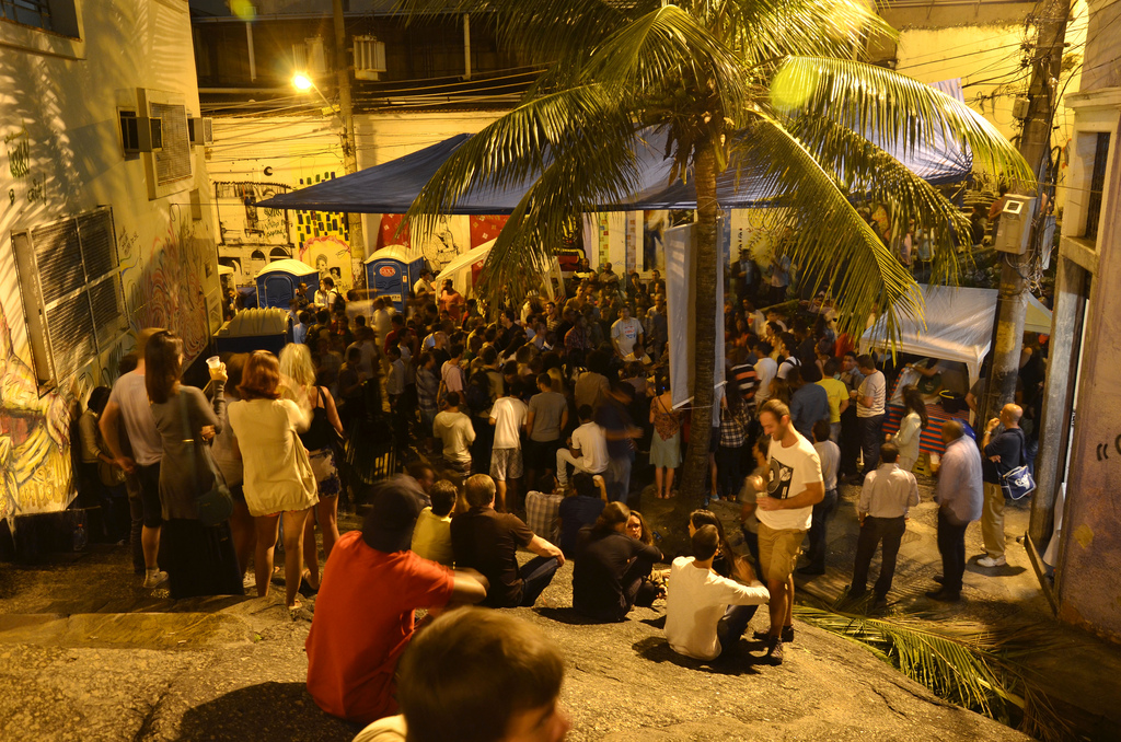 Suco de RJ: turista se arrepende de reaver celular roubado na Pedra do Sal