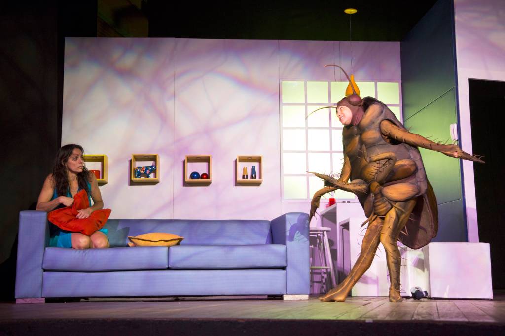 Peça traz embate entre uma mulher e uma barata