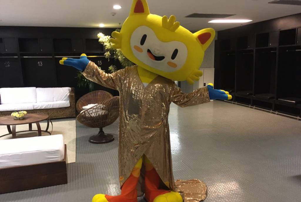 Vinicius desfila de Gisele Bündchen e Tom posa com Fernanda Lima