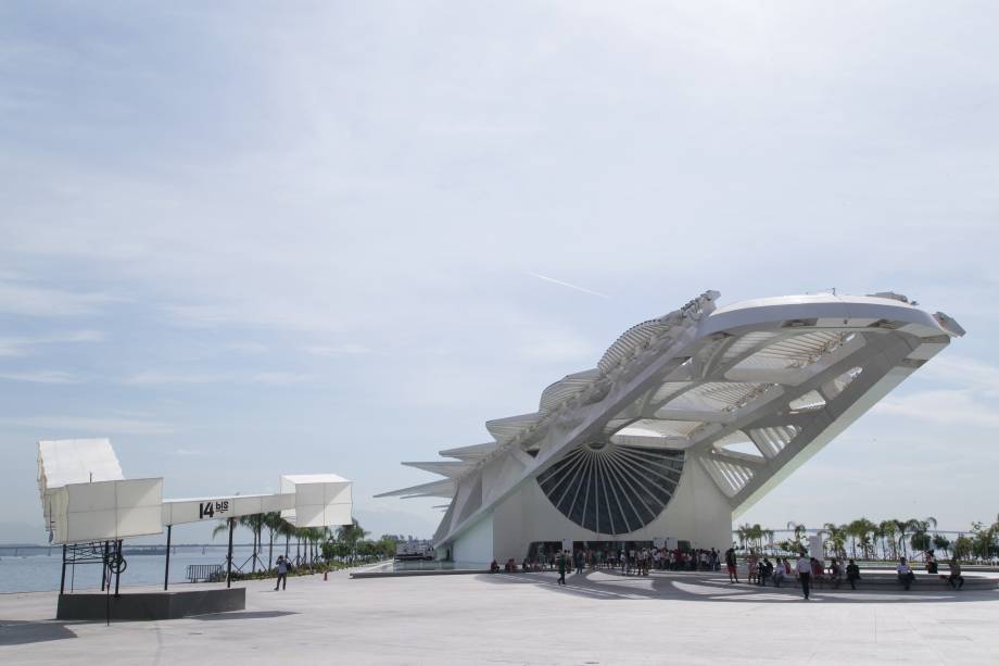 Réplica do 14 Bis recebe os visitantes na área externa do Museu do Amanhã