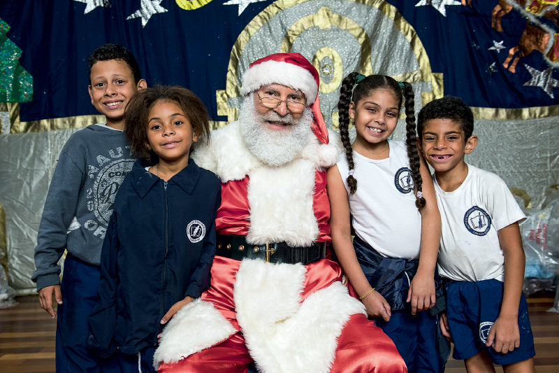 Antonio Ivo Daflon distribui presentes de Natal há 40 anos