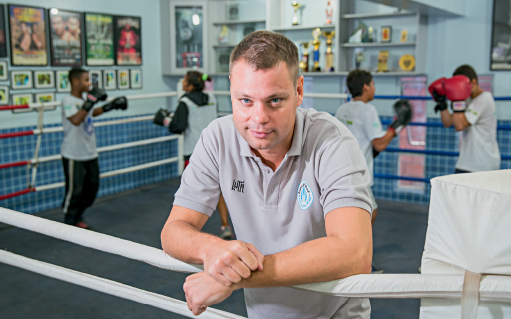 Luke Dowdney criou um projeto que une lutas e educação na Maré