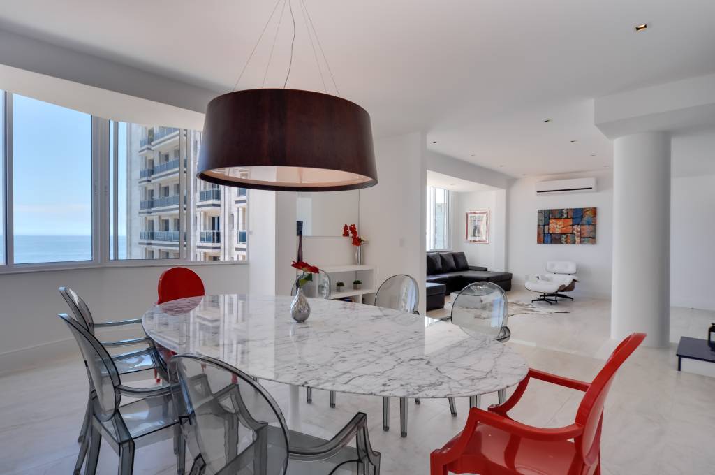 Adriana Lima e Alessandra Ambrósio estão em coberturas em Ipanema