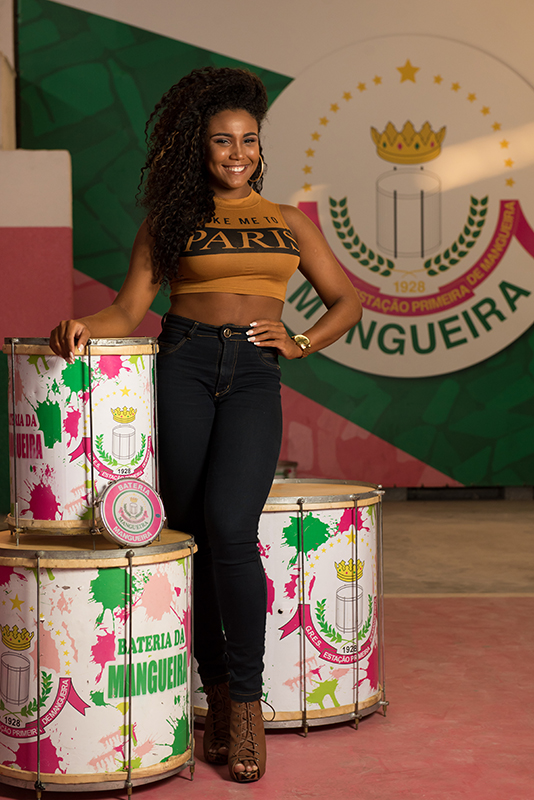 Rainha de bateria da Mangueira recolhe doações para moradores de rua