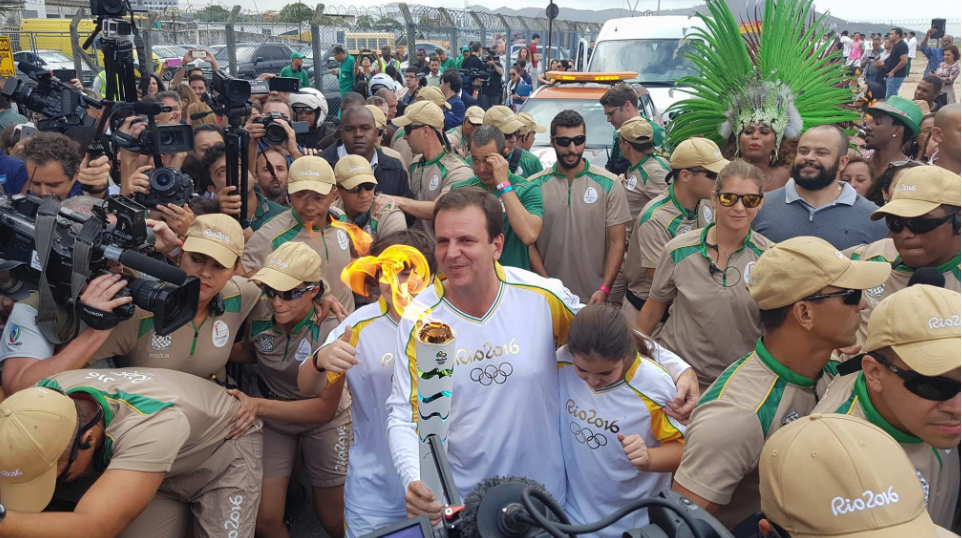 Tocha Olímpica atravessa Baía de Guanabara e é entregue a Paes