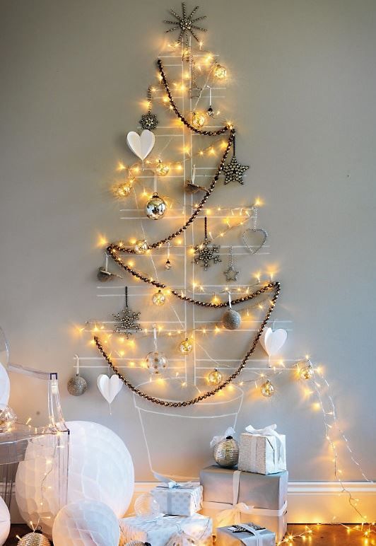 Feita com giz de cêra e decorado com enfeites de natal Feita com giz de cêra e decorado com enfeites de natal
