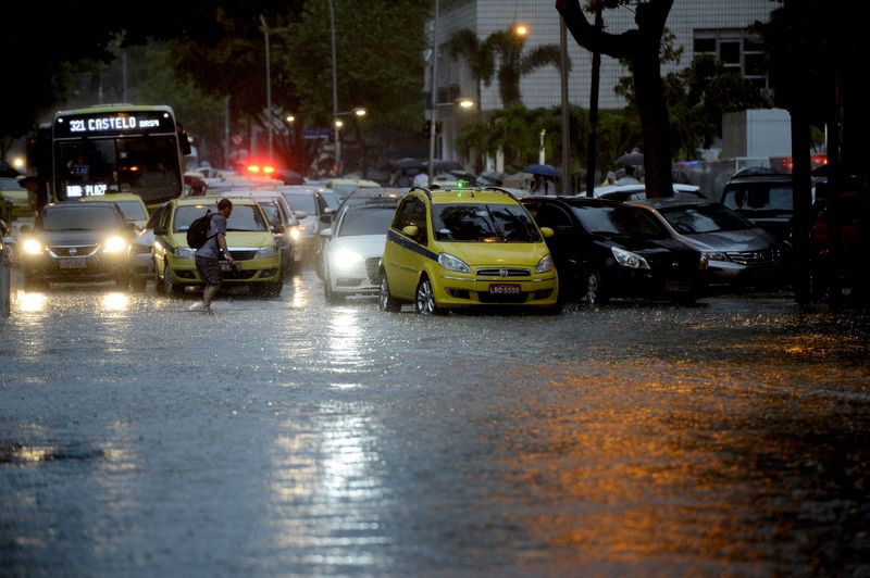 Força-tarefa vai atuar em pontos críticos de alagamento no Rio