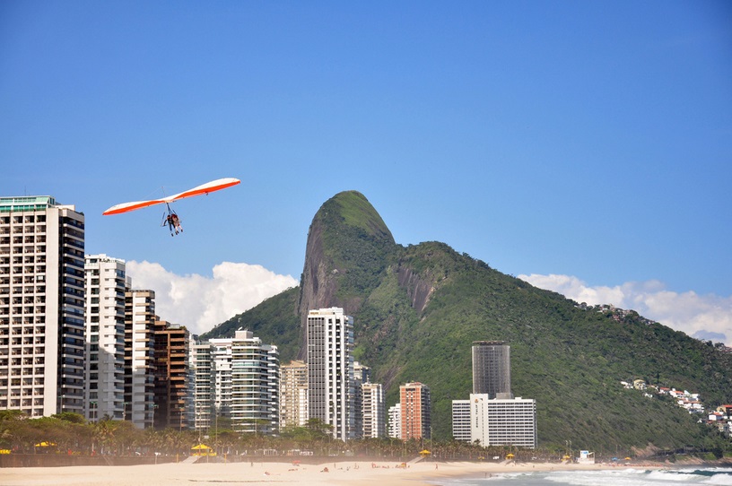 Atletas se reúnem para limpeza da orla de São Conrado