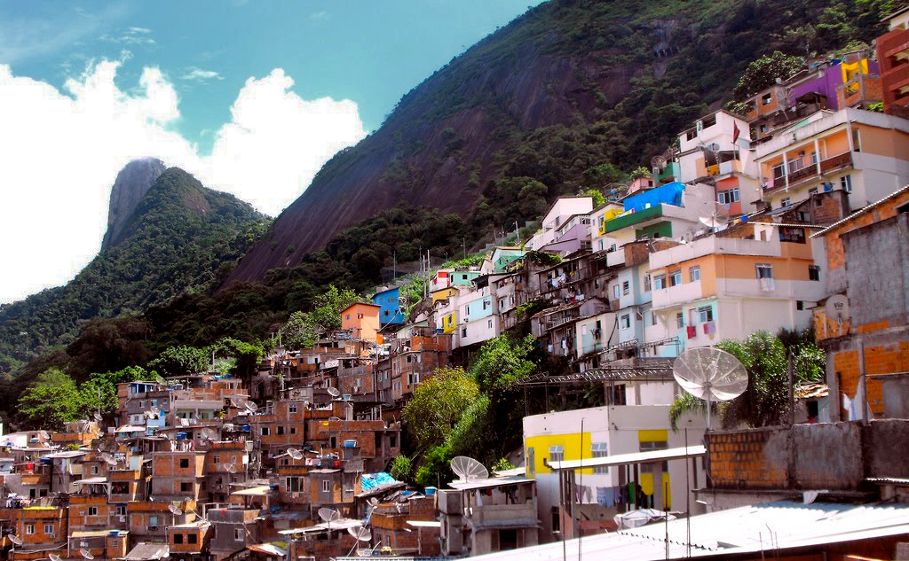 Covid-19: Pesquisa em comunidade avalia contaminação do ar e esgoto