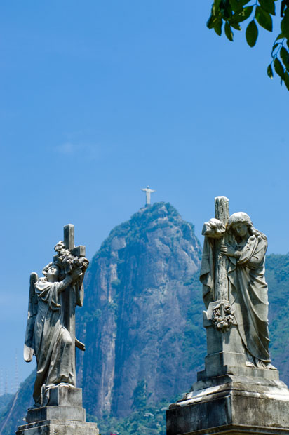 Dia de Finados leva milhares de visitantes aos cemitérios do Rio