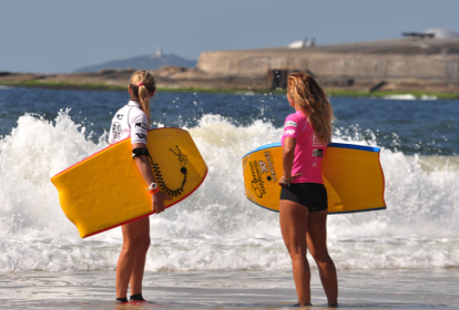 meninas praia body board