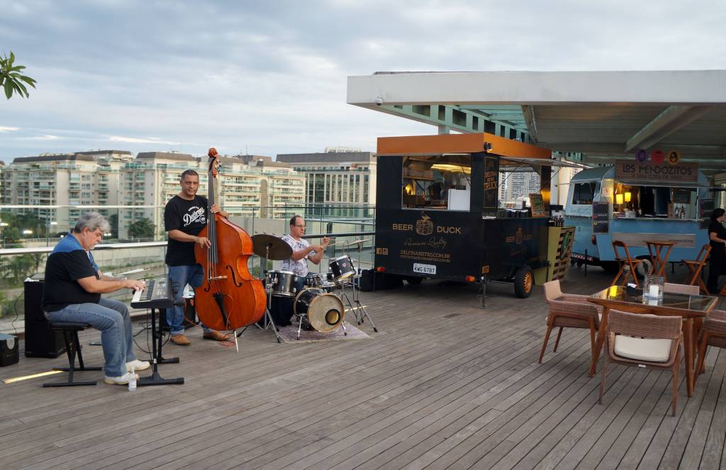VillageMall tem food trucks e música ao vivo no verão