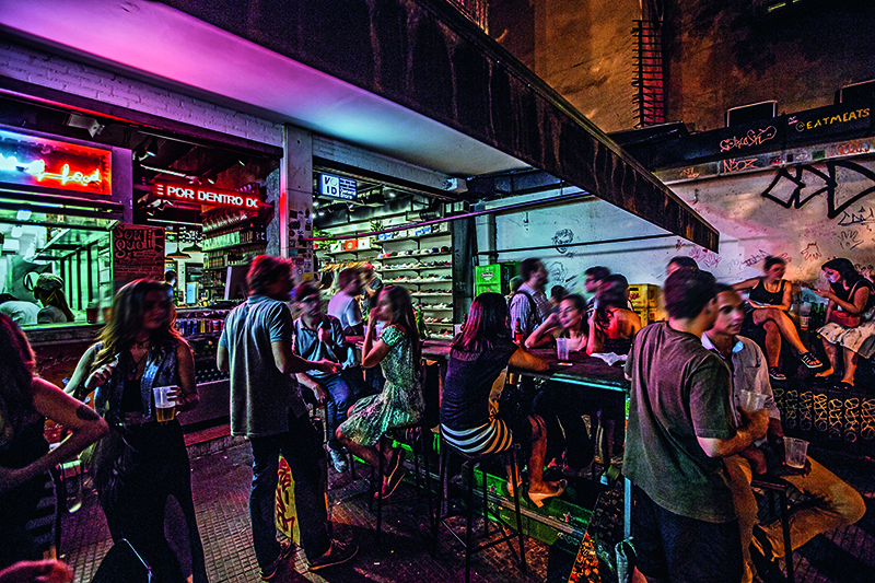 Caverna leva seus hambúrgueres à Void Botafogo