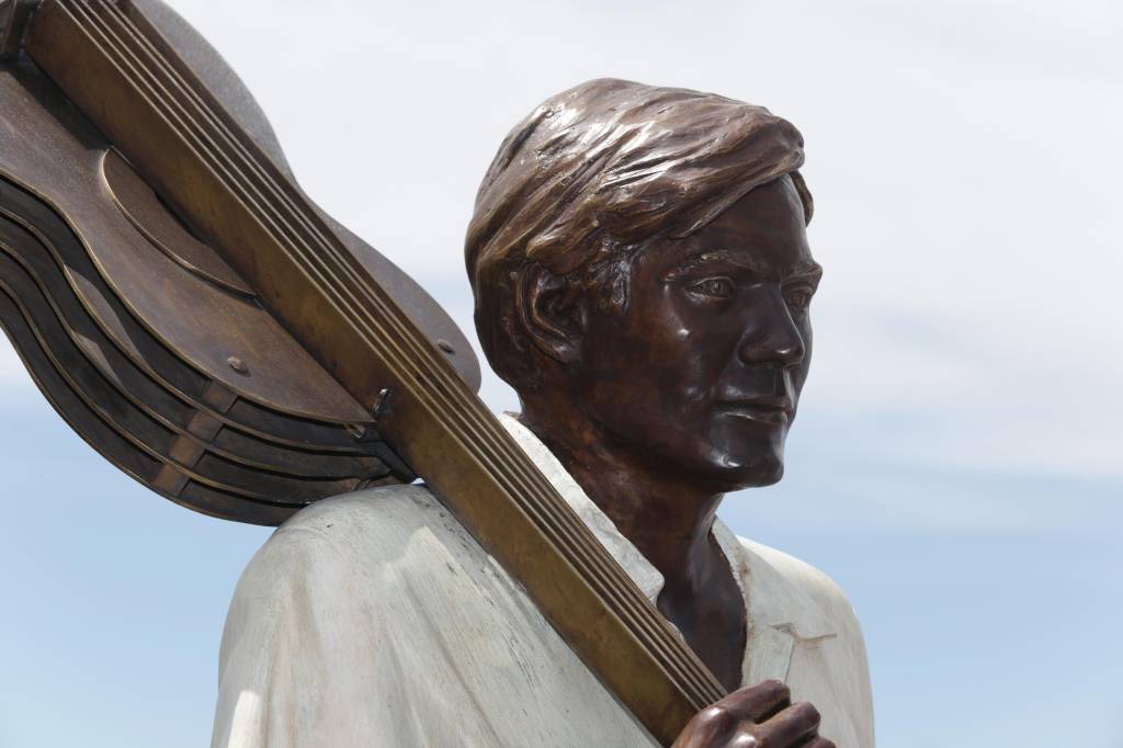 Orla de Ipanema ganha estátua de Tom Jobim