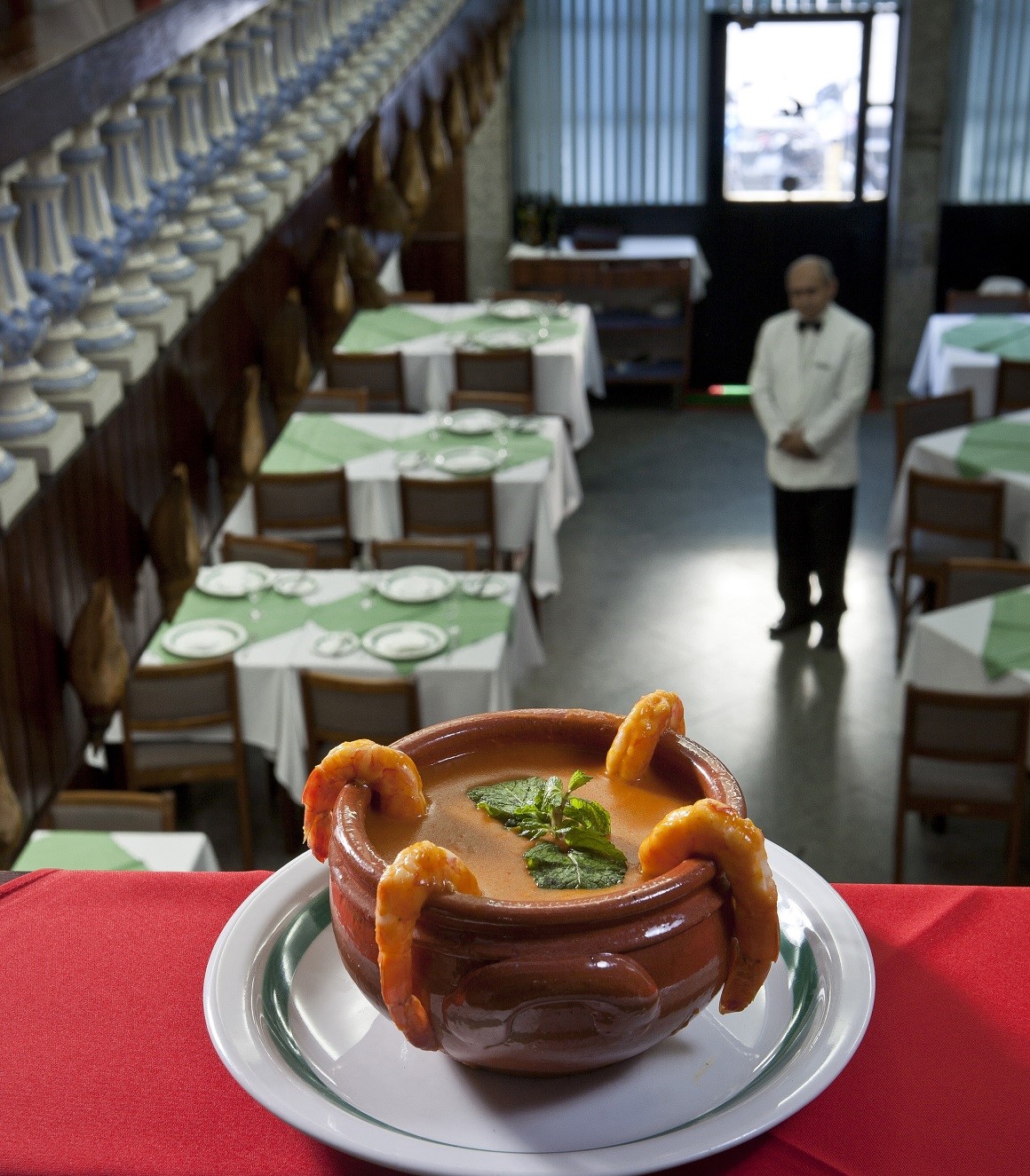 Sal&atilde;o do restaurante Rio Minho, com a Sopa Le&atilde;o veloso em destaque