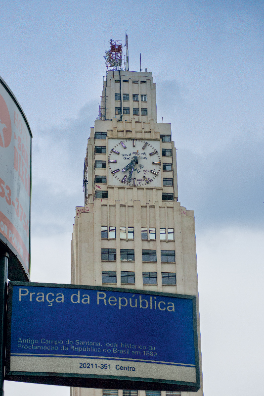 Relógio da Central do Brasil é pichado com frase de poeta russo
