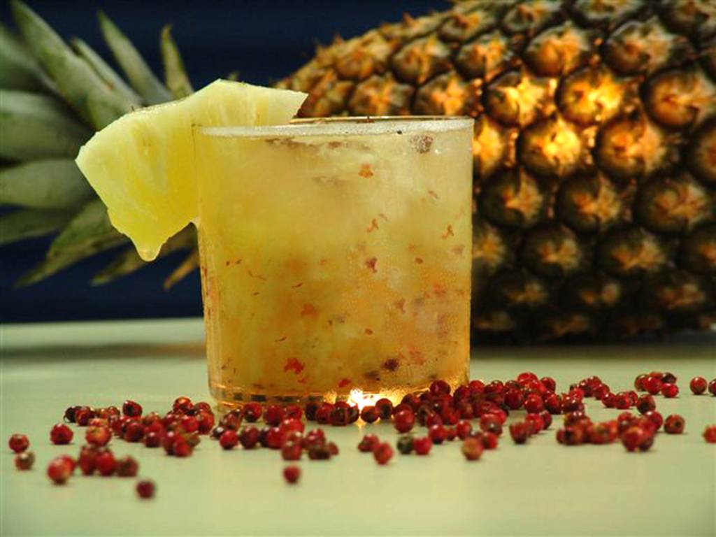 Na época, abacaxi invade carta de drinques do Rio