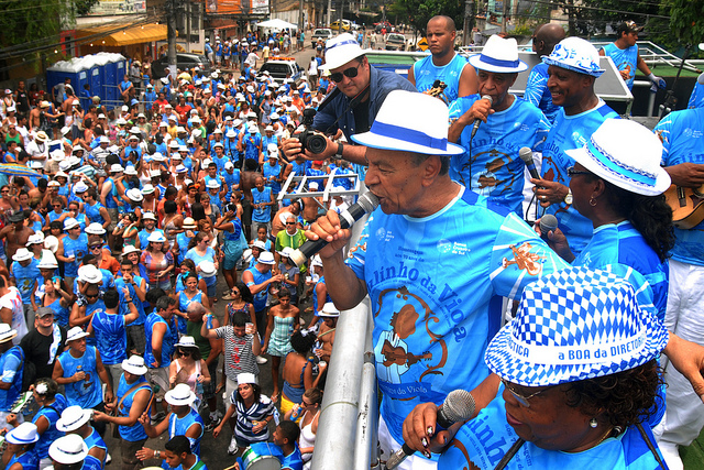 Bloco Timoneiros da Viola faz apresentação em feira de Oswaldo Cruz