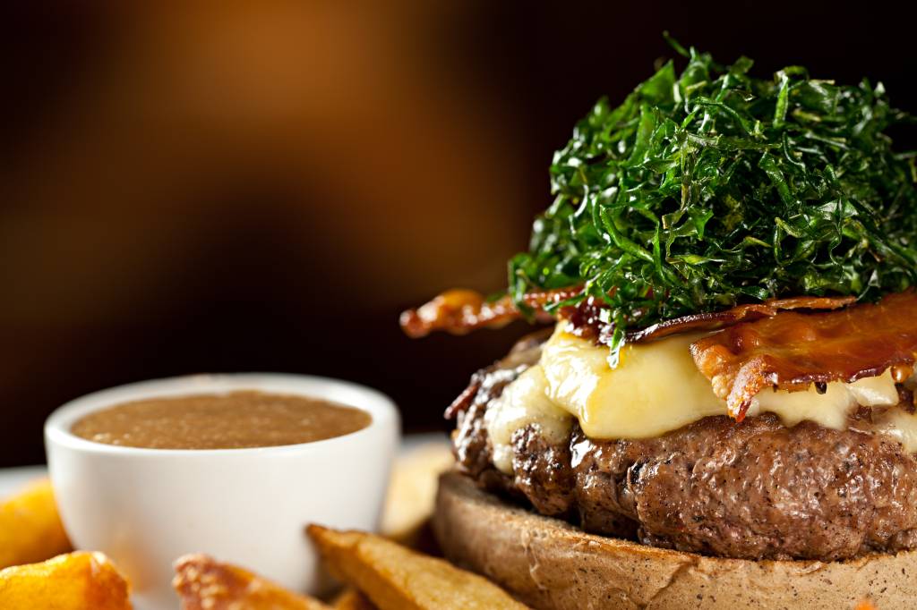 Cinco burgers suculentos em bares cariocas