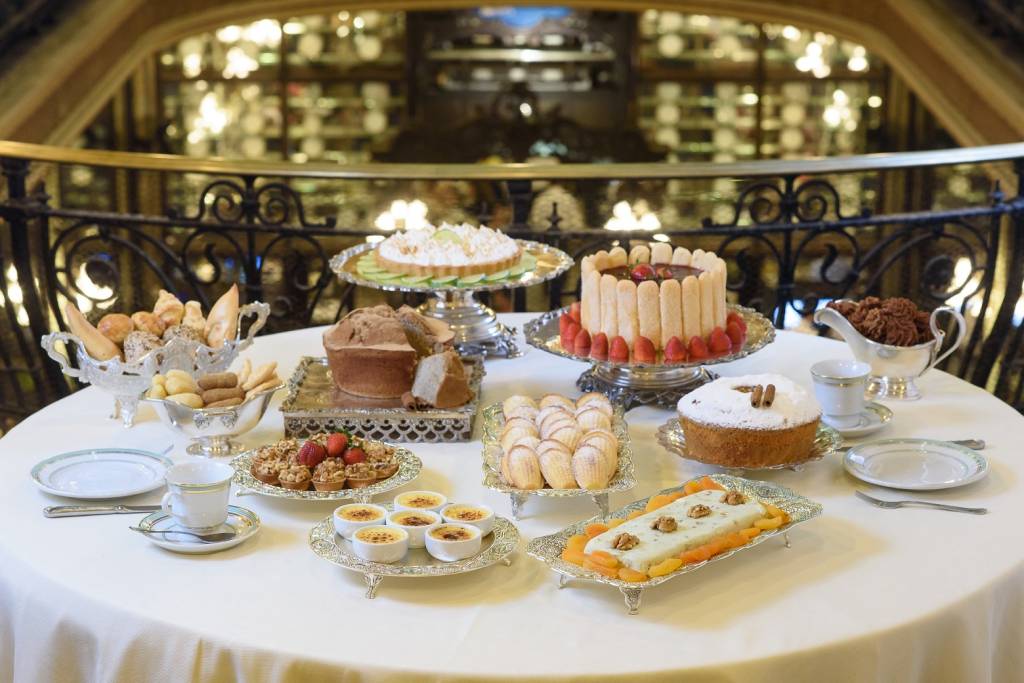 Confeitaria Colombo serve chá da tarde temático
