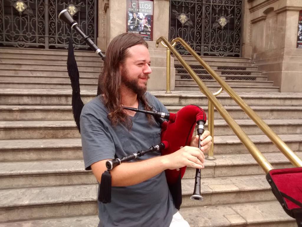 Músico de rua ganha a vida tocando gaita de fole