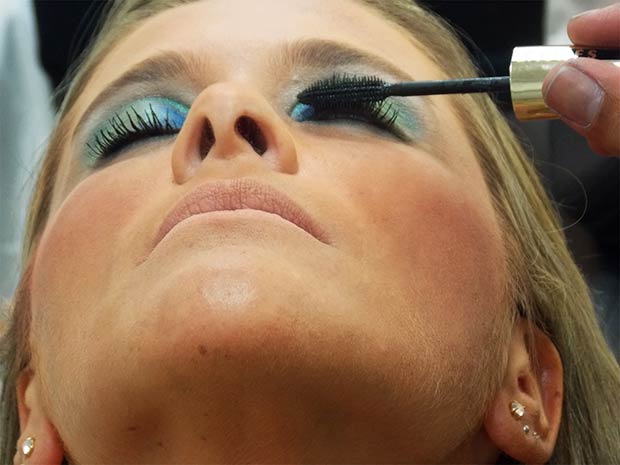 Carnaval seguro: os riscos das pomadas modeladoras e das colas para cílios