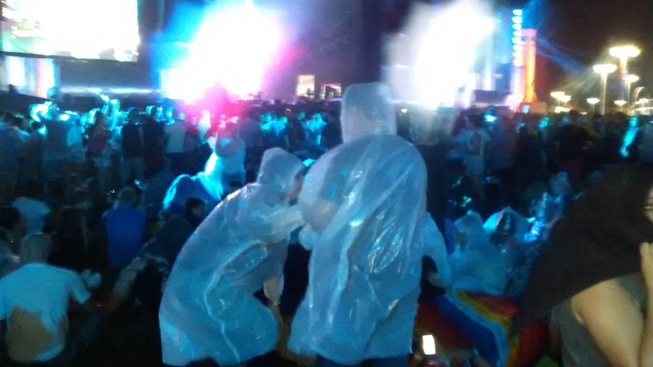 Capas de chuva em ação: chuva com trovoada cai no último dia de Rock in Rio, domingo (27)